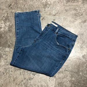 LIKE NEW! LEVI Women’s Capri Jeans Plus Size. Inseam is 21.5” waist flat lay 18”